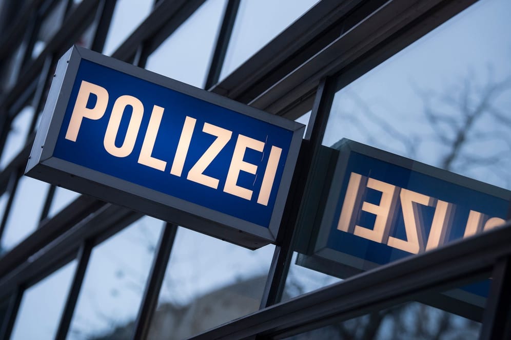 Ein Hinweisschild einer Polizeiwache (Symbolfoto): Die Bremer Beamten suchen Zeugen einer versuchten Raubtat.