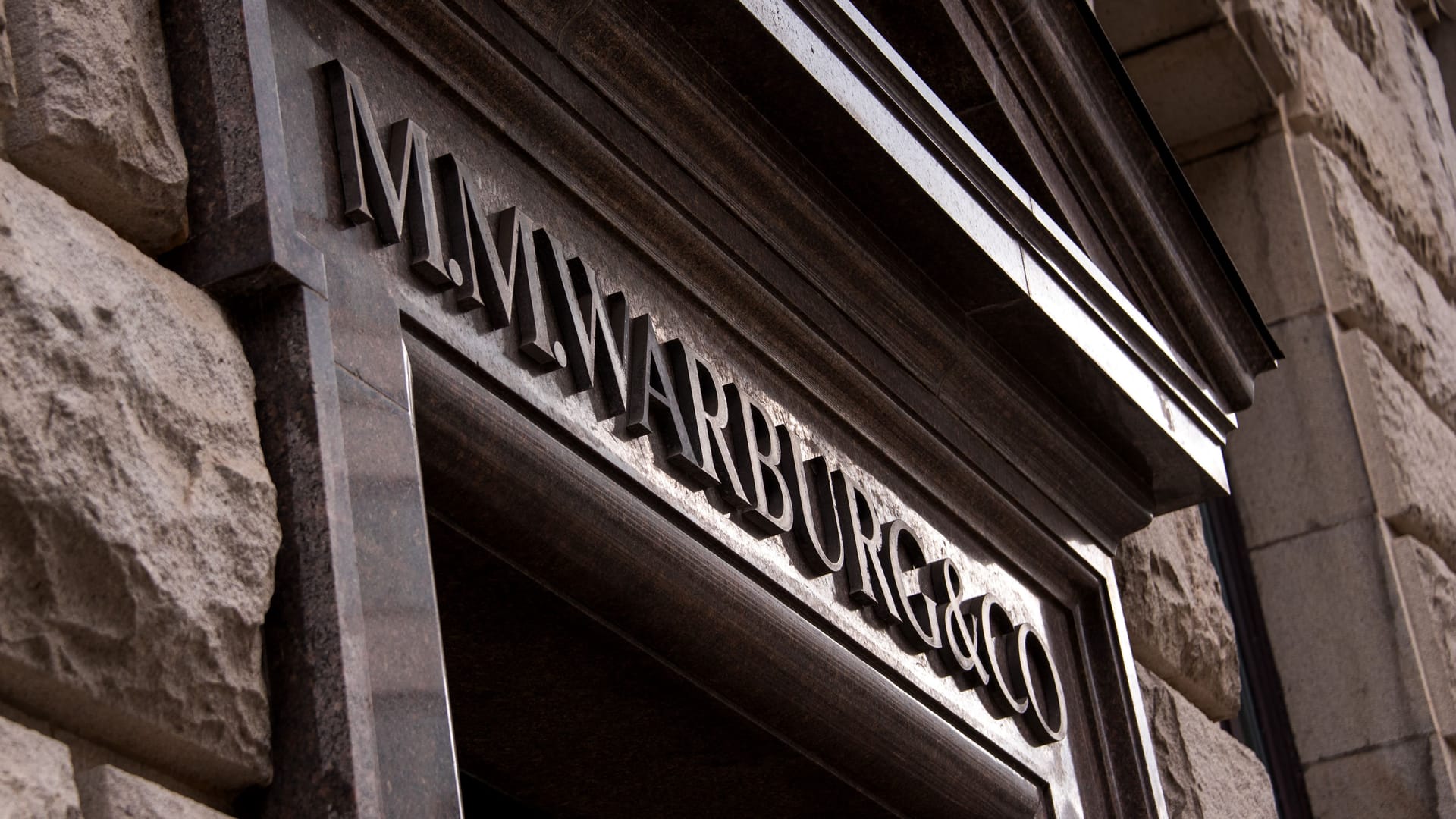 Die Hamburger Warburg-Bank soll 176 Millionen Euro an das Finanzamt gezahlt haben. (Symbolfoto) Die Hamburger Warburg-Bank soll 176 Millionen Euro an das Finanzamt gezahlt haben. (Symbolfoto)