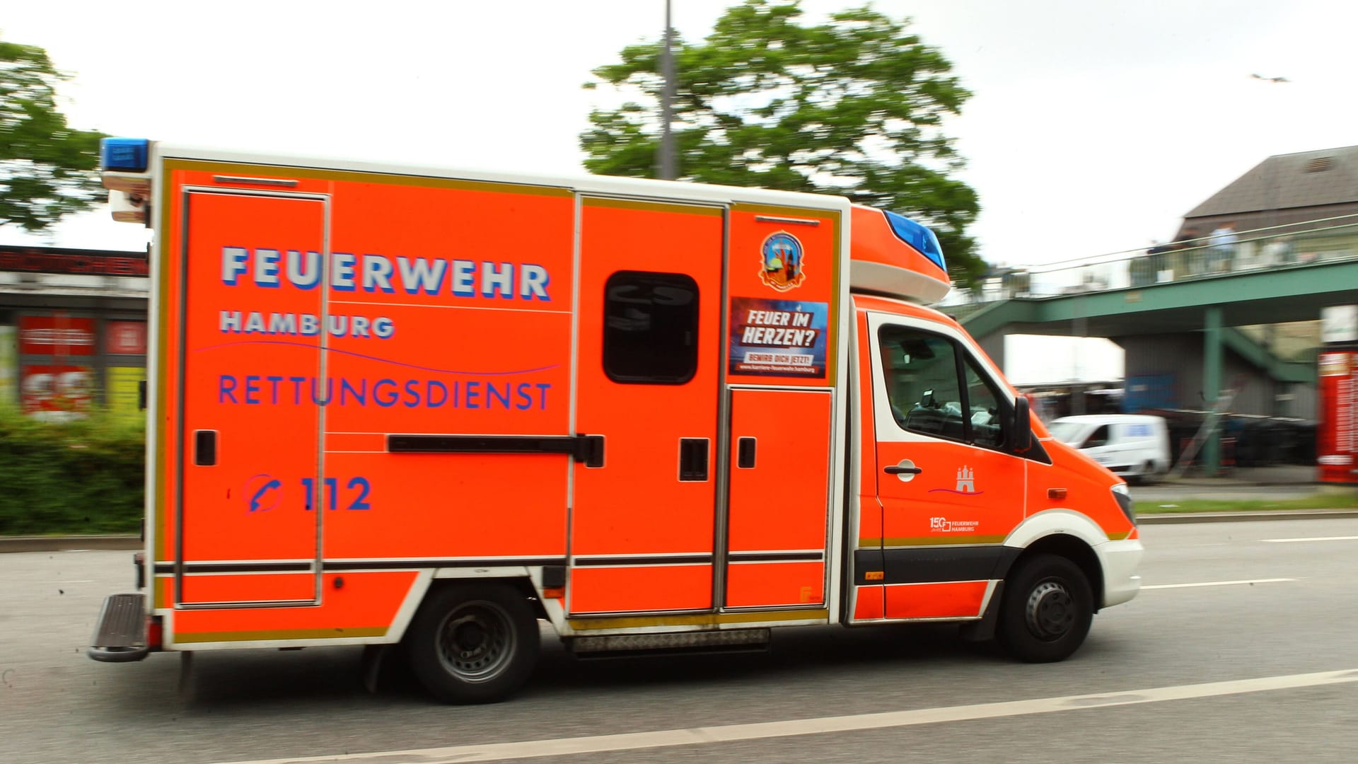 Ein Rettungsdienst der Feuerwehr Hamburg im Einsatz (Archivbild).