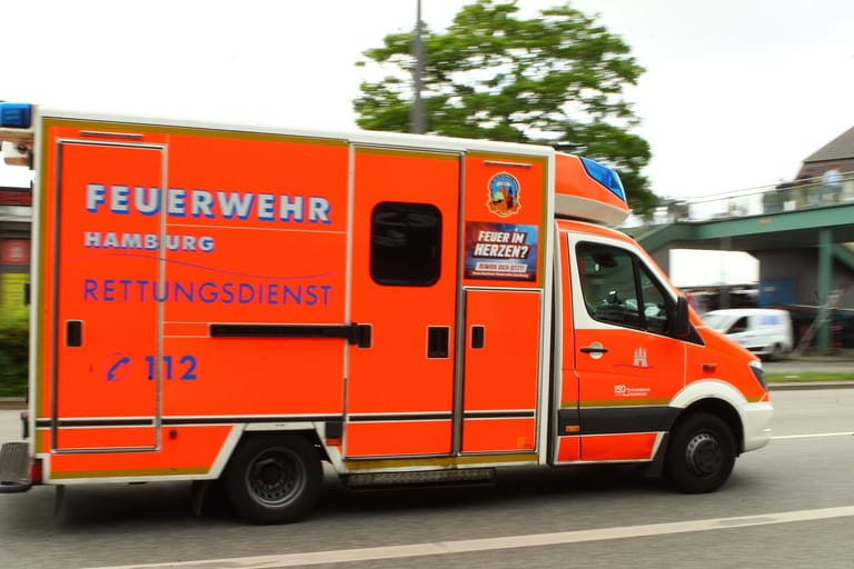 Ein Rettungsdienst der Feuerwehr Hamburg im Einsatz (Archivbild).
