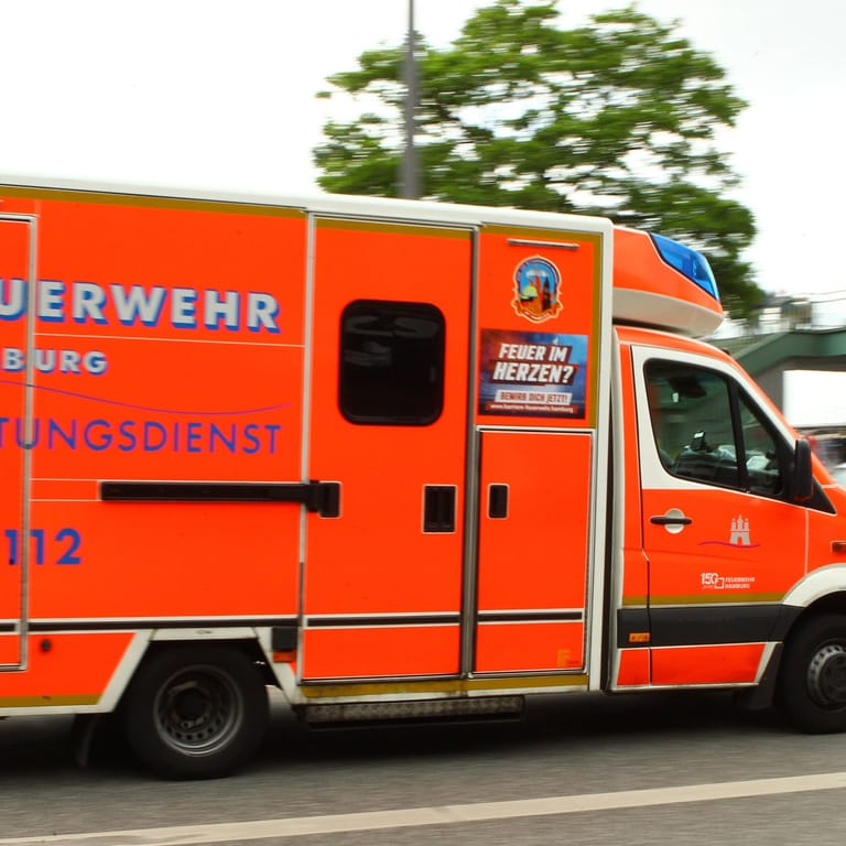 Ein Rettungsdienst der Feuerwehr Hamburg im Einsatz (Archivbild).
