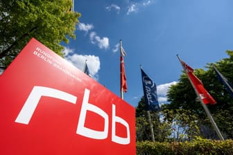 Ein Schild mit dem Logo des öffentlichen Senders Rundfunk Berlin-Brandenburg (RBB).