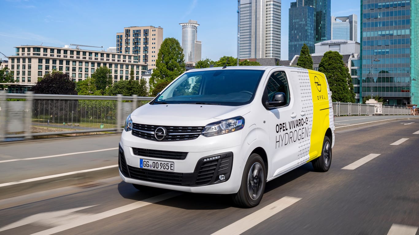 Transporter ohne Diesel: Der Opel Vivaro-e Hydrogen mit Brennstoffzelle tankt Wasserstoff für bis zu 400 Kilometer Reichweite in nur 3 Minuten.