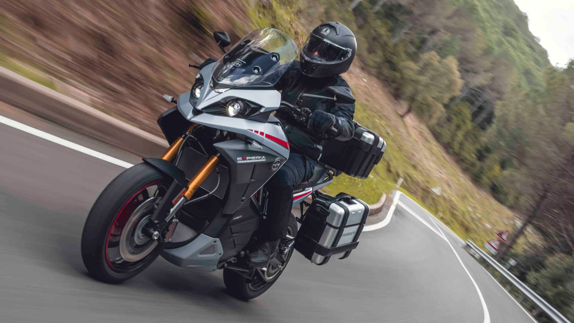 Schon voraus: Während viele Motorradhersteller sich dem Elektro-Thema erst noch annähern, hat Energica mit der Experia nun die erste elektrische Reiseenduro der Welt vorgestellt