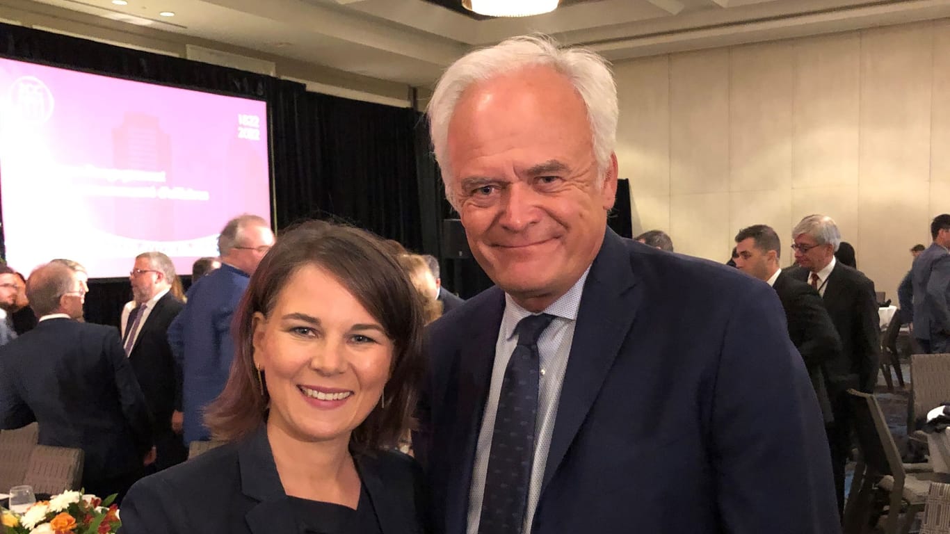"Es verändert sich sehr viel": Außenministerin Annalena Baerbock und Kanadas Senator Peter Boehm Anfang August in Montreál