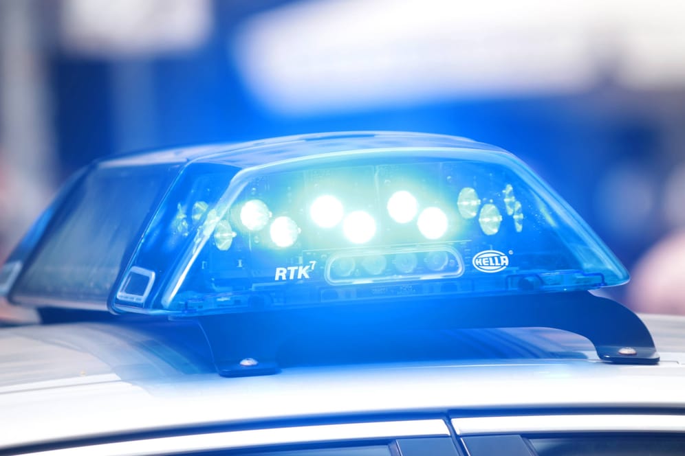 Einsatzwagen der Polizei mit eingeschaltetem Blaulicht (Symbolfoto): Die Mordkommission ermittelt.