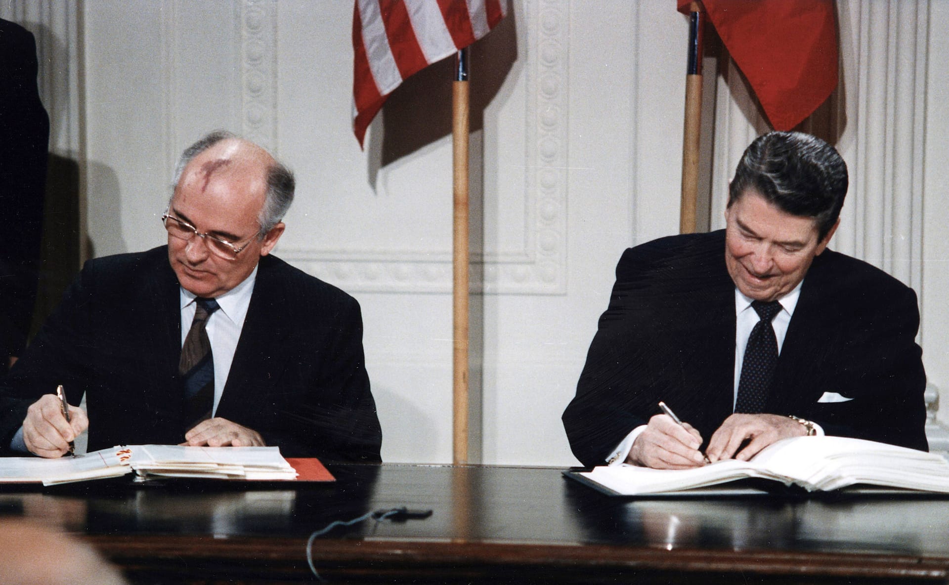 Michail Gorbatschow und der damalige US-Präsident Ronald Reagan setzen mit ihrer Unterschrift 1987 den INF-Vertrag in Kraft – ein Abkommen über Lang- und Mittsreckenraketen.