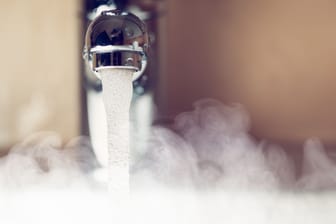 Wasserhahn: Warmes Wasser ist für die regelmäßige Körperhygiene unerlässlich – kostet jedoch auch Geld.