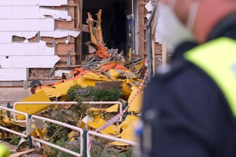 Deutlich sind die Trümmer des Motorseglers zu sehen, der in Wohnhäuser gestürzt war.
