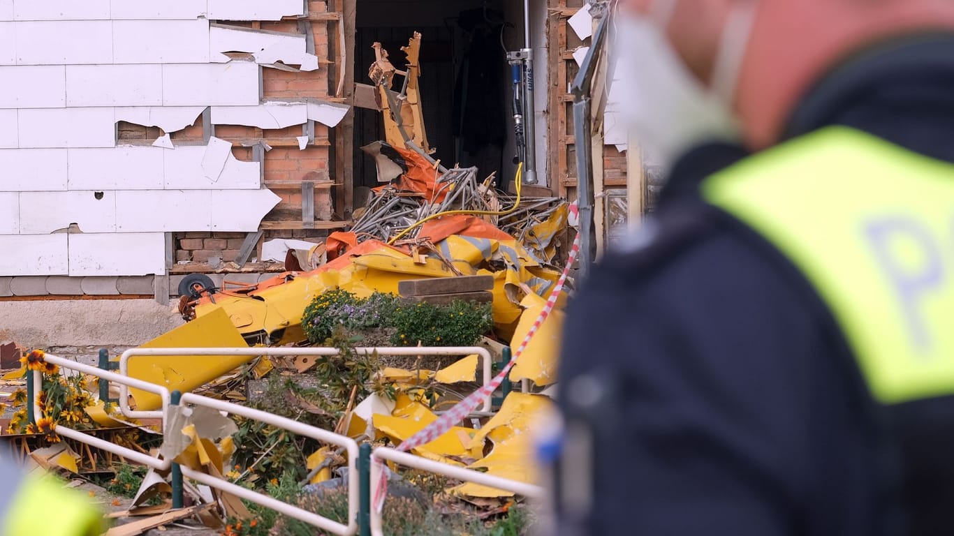 Deutlich sind die Trümmer des Motorseglers zu sehen, der in Wohnhäuser gestürzt war.