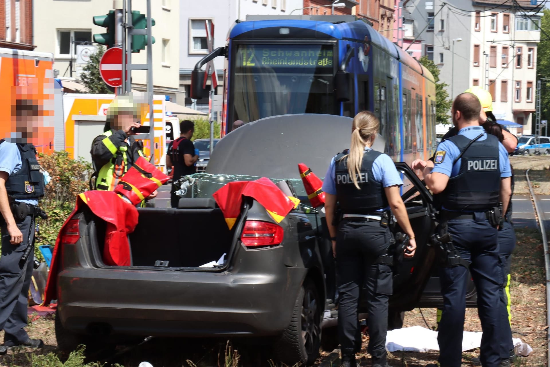 Verkehrsunfall in Frankfurt-Niederrad (Archivbild): Die Unfallzahlen sind im vergangenen Jahr gestiegen.