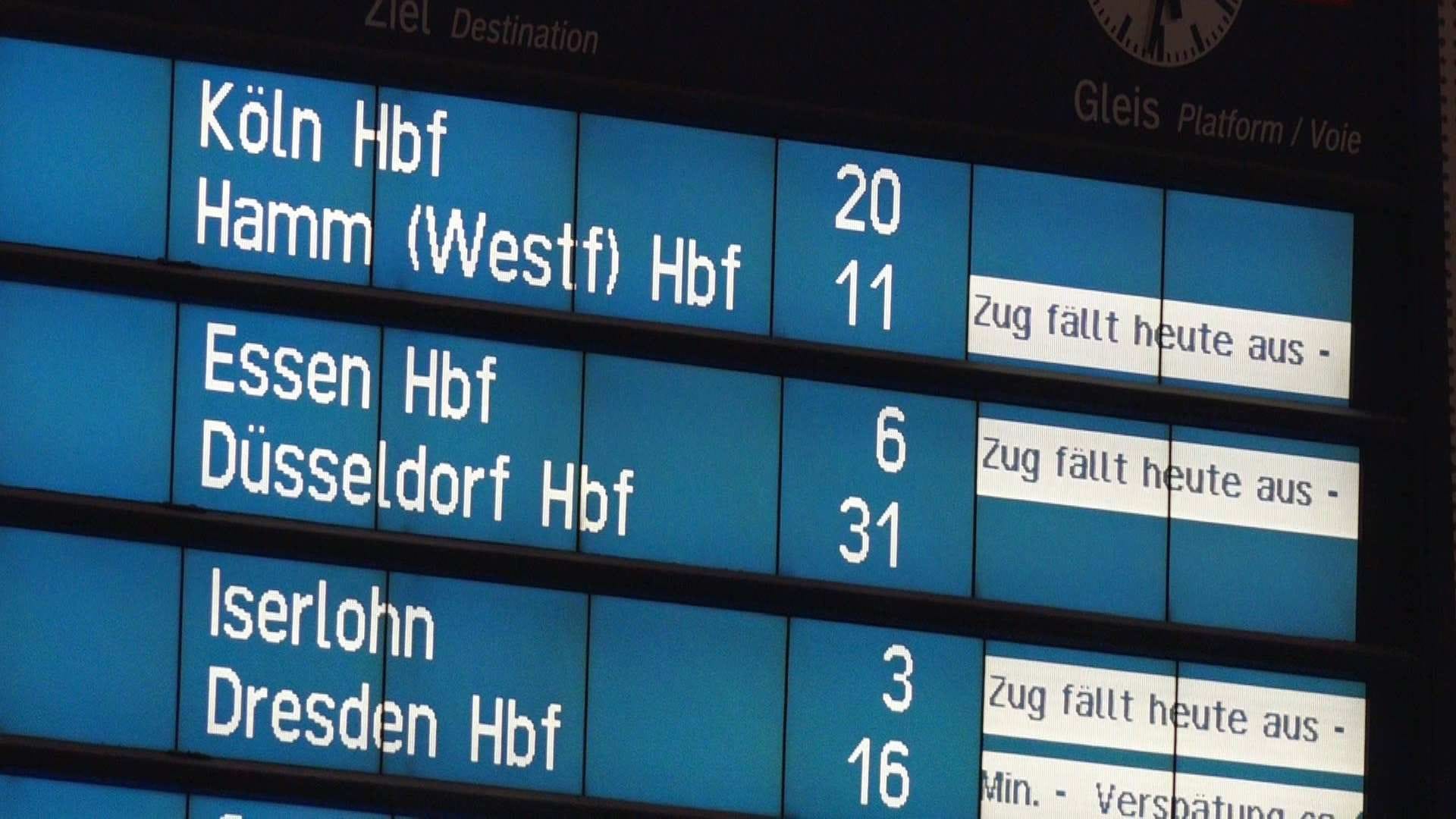 Anzeigetafel im Bahnhof: Nichts geht mehr.