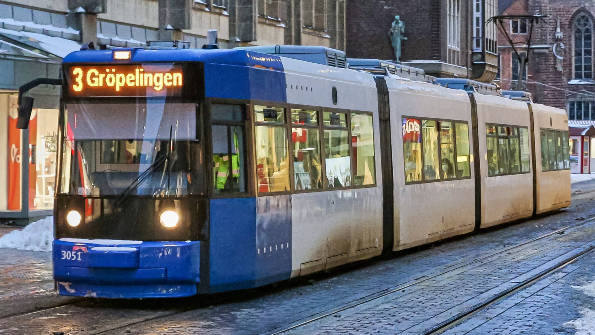 Eine Straßenbahn der BSAG (Symbolbild): Bei einem Unfall ist eine Frau schwer verletzt worden.