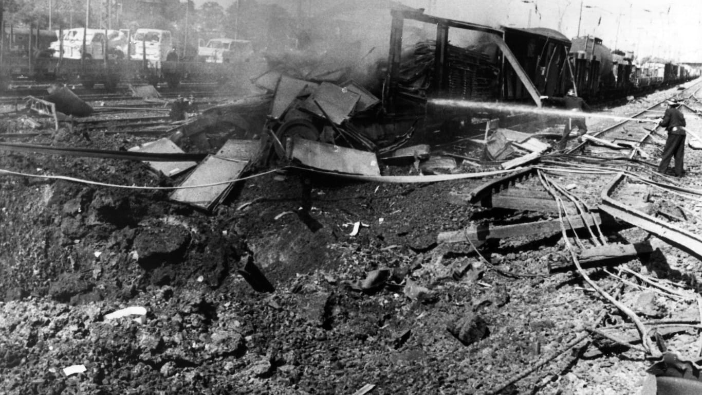 Löscharbeiten an der Unglücksstelle (Archivbild): 1969 explodierte auf dem Güterbahnhof in Hannover-Linden ein brennender, mit Munition beladener Güterwaggon.
