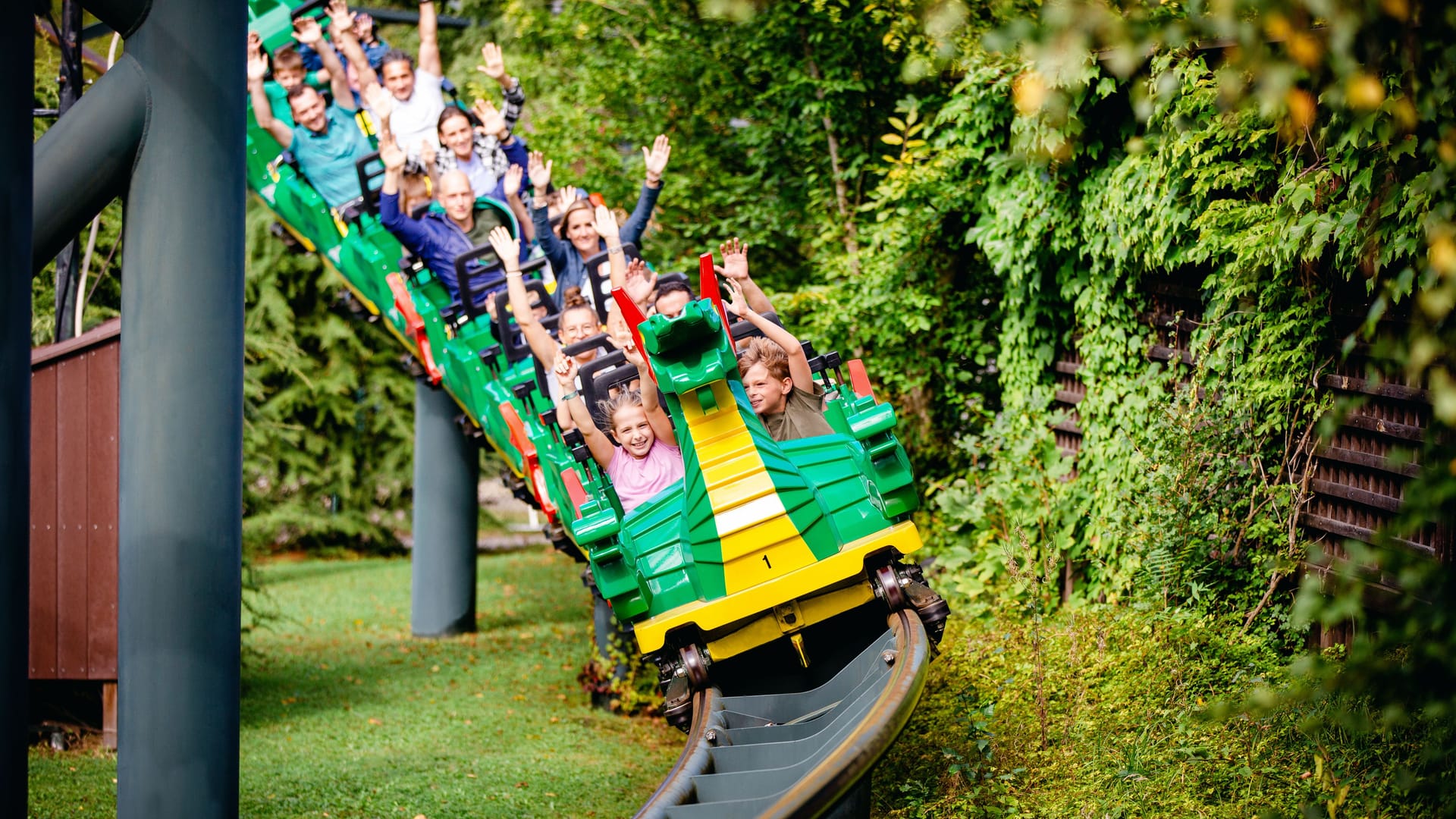 Die Achterbahn "Feuerdrache" im Legoland (Archivbild): Mehrere Menschen wurden verletzt.