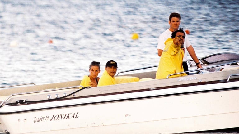 Rees-Jones (in Weiß, stehend) mit Prinzessin Diana und Al-Fayed auf einem Boot vor Sardinien: Kurz nach diesem Italienurlaub starb das Paar.