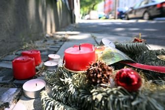 Kerzen erinnern an den Tod eines 16-jährigen Jugendlichen. Der Jugendliche wurde am Montag von der Polizei erschossen.