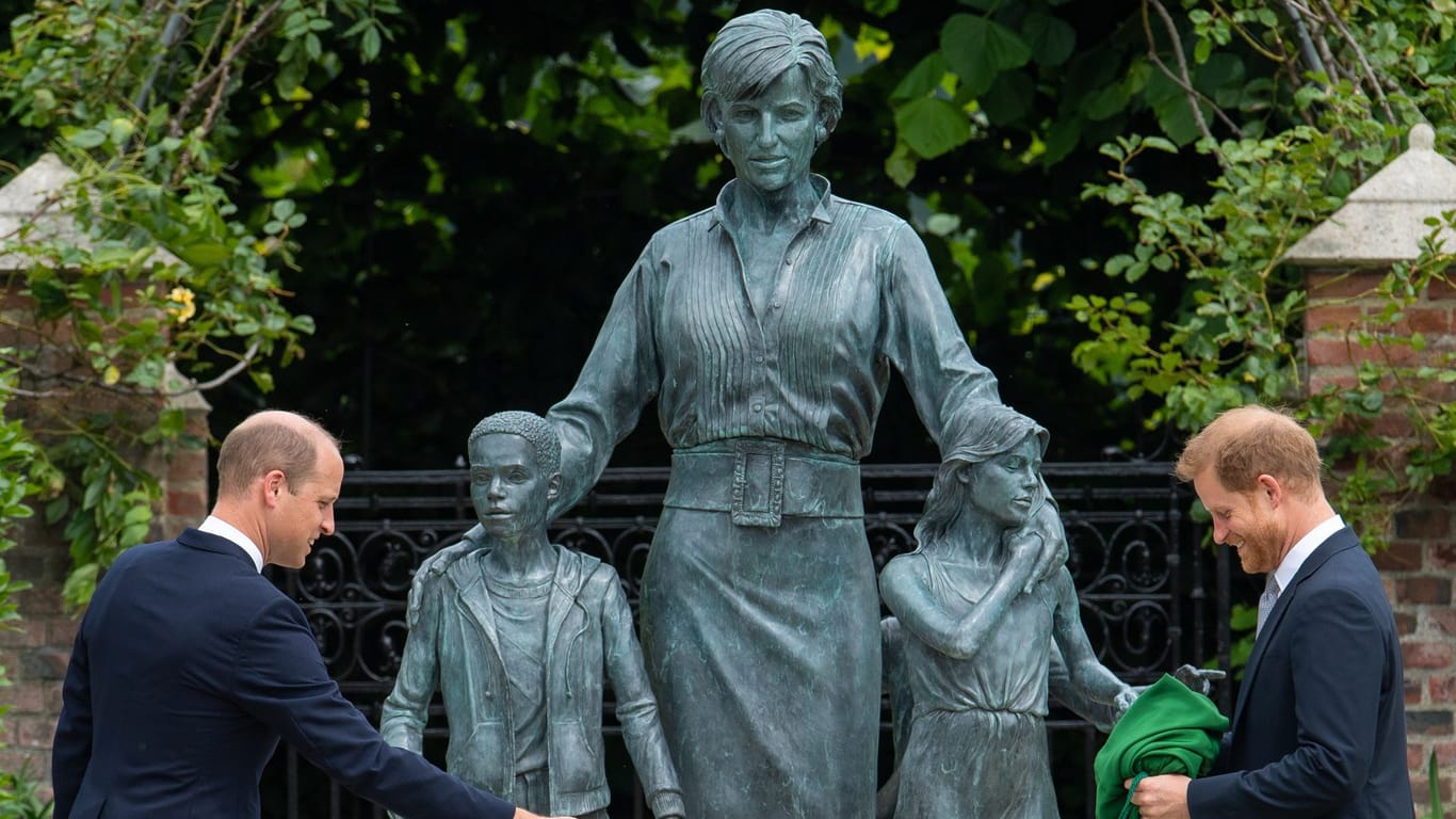 Prinz William und Prinz Harry enthüllten im Juli 2021 eine Statue zu Dianas 60. Geburtstag: Beide wollen das Erbe ihrer Mutter weiterführen, jedoch auf unterschiedliche Weise.