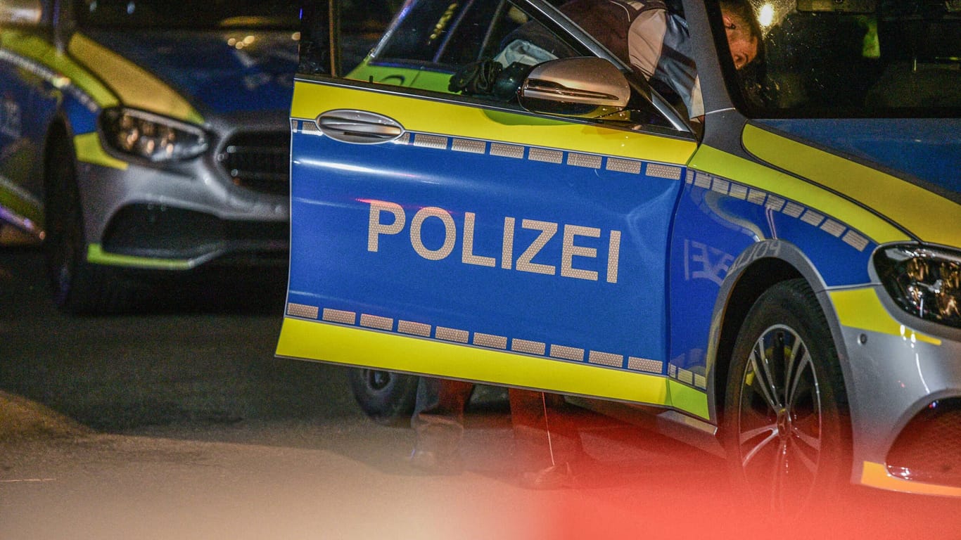 Einsatzwagen der Polizei (Symbolfoto): Die Bremer Beamten suchen Zeugen.