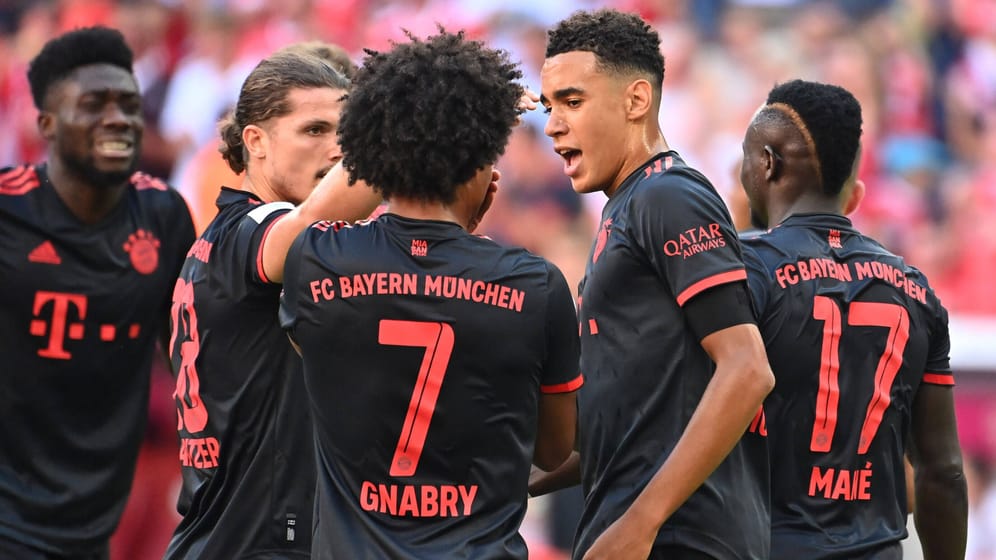 Jamal Musiala (2.v.l.): Der Bayern-Youngster verschiebt die Grenzen seines riesigen Potenzials immer weiter nach oben. Mit vier Pflichtspieltreffern ist er aktuell Bayerns Toptorschütze.