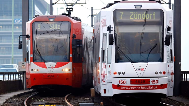 KVB-Bahnen in Köln (Archivfoto): Bei einem Unfall wurde ein Mann schwer verletzt.