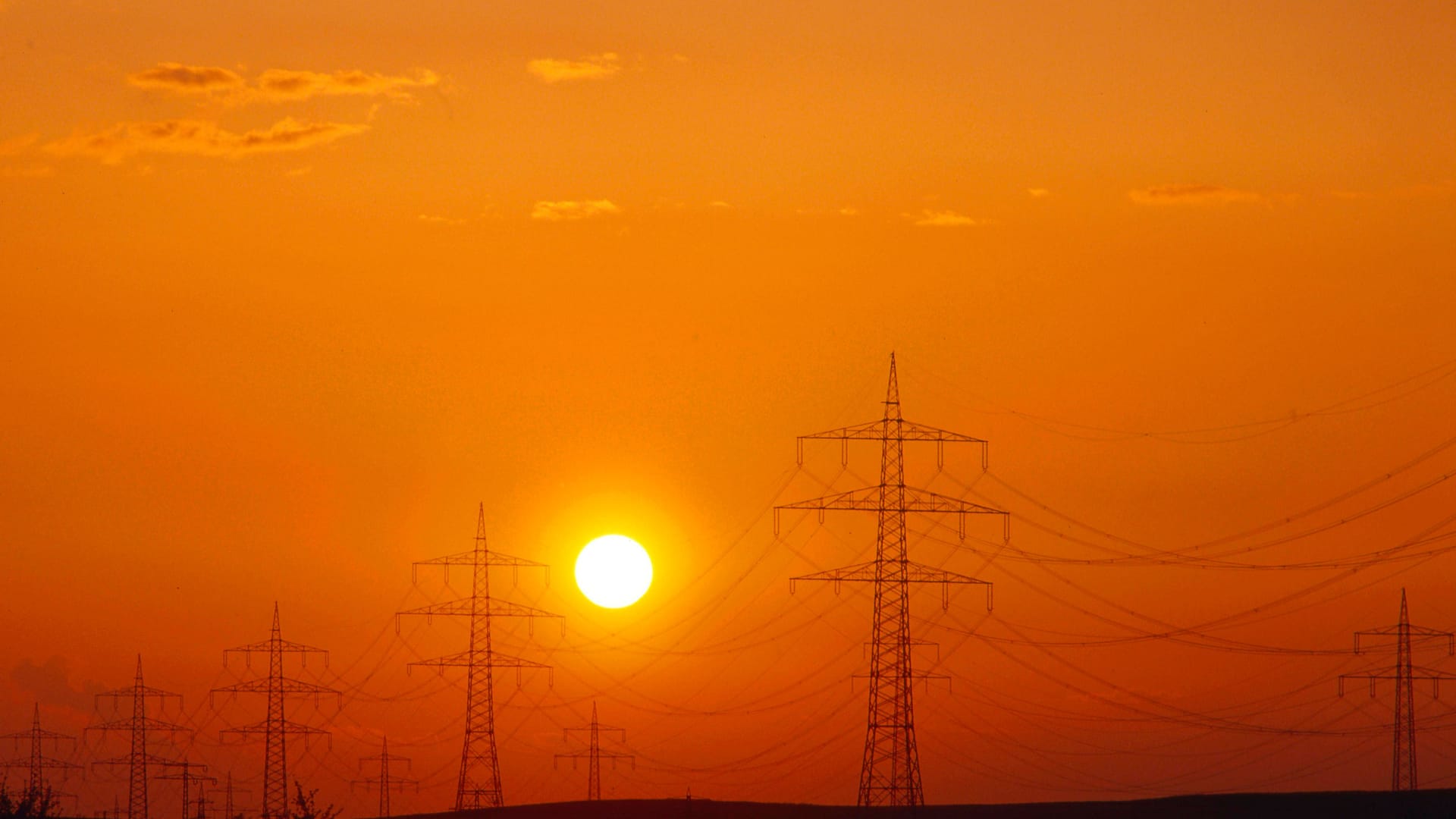 Starkstromleitungen (Symbolbild): In Zukunft soll die Genehmigung für Strom schneller erfolgen.