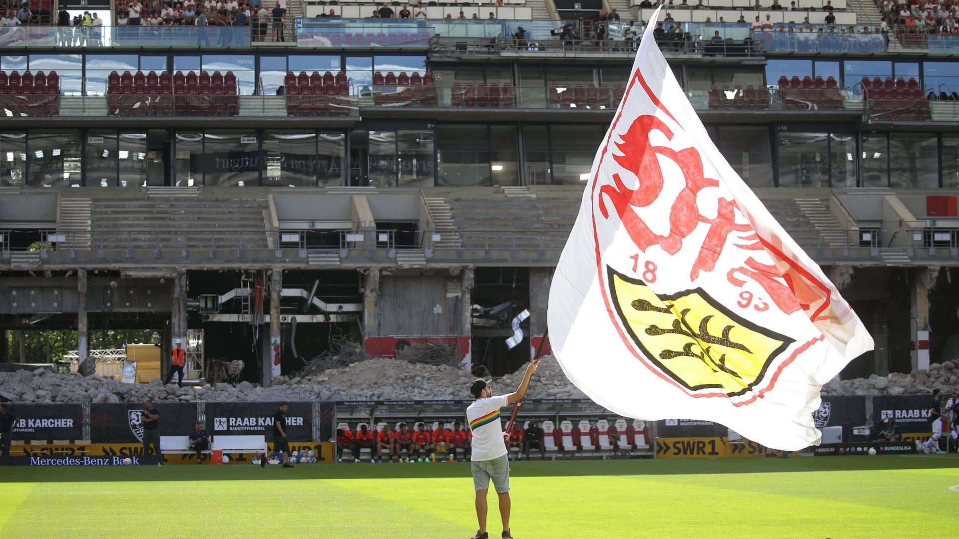 Vor dem Spiel gegen Lepizig schwenkt ein VfB-Mitarbeiter eine riesige VfB-Fahne: Im Hintergrund ist die Baustelle an der Haupttribüne der Stuttgarter Mercedes-Benz Arena zu sehen. Vor dem Spiel gegen Lepizig schwenkt ein VfB-Mitarbeiter eine riesige VfB-Fahne: Im Hintergrund ist die Baustelle an der Haupttribüne der Stuttgarter Mercedes-Benz Arena zu sehen.