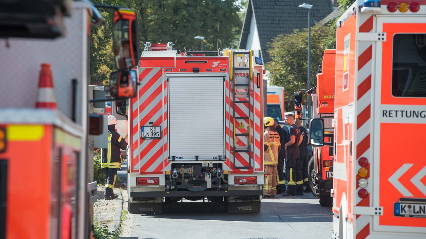 Rettungskräfte und Einsatzwagen der Feuerwehr am Unfallort.