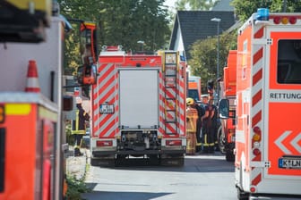 Rettungskräfte und Einsatzwagen der Feuerwehr am Unfallort.