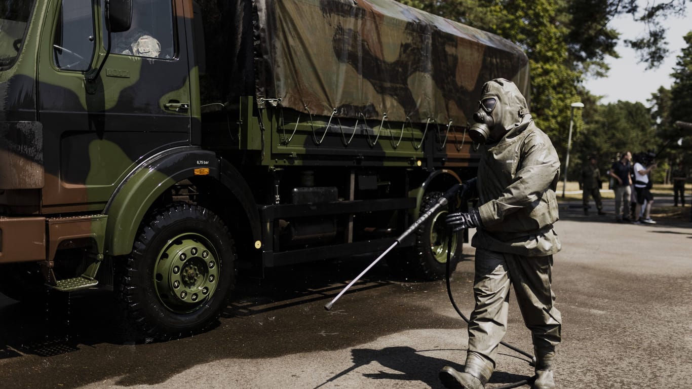 Soldat vom ABC-Abwehrregiment in Straußberg: Die Unionfraktionsspitze fordert, dass die Bundeswehr die Verteidigungsausgaben auf zwei Prozent des BIP anhebt.