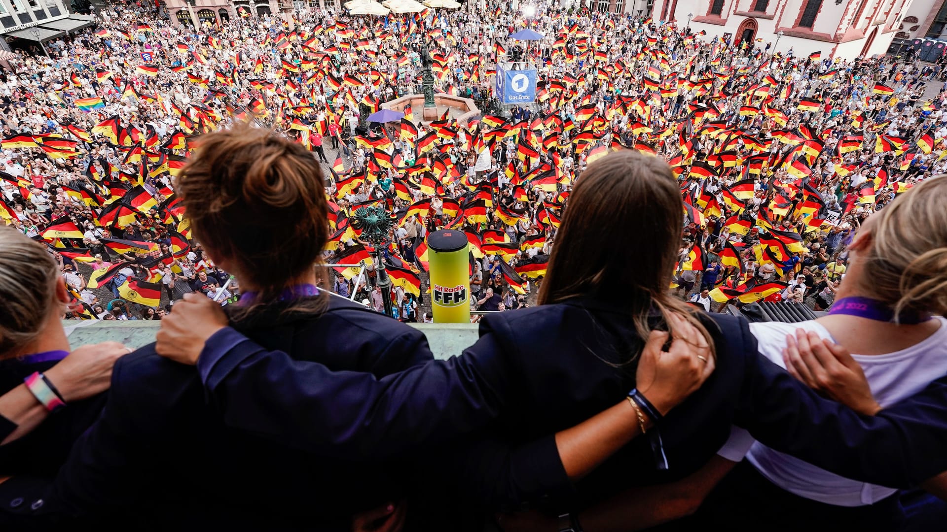 Die Spielerinnen werden auf dem Balkon des Römer gefeiert: Das deutsche Team wurde nach dem verlorenen Finale gegen England in Deutschland empfangen.