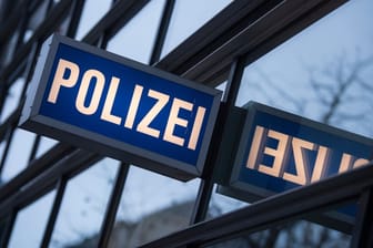 Der Schriftzug "Polizei" an einem Polizeirevier: Die Beamten aus dem Landkreis Diepholz ermitteln in drei Fällen sexueller Belästigung.