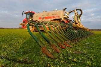 Landwirt bringt Gülle auf einem Feld aus (Symbolbild): Angesichts steigender Preise für Kunstdünger sei Gülle wieder stark gefragt.