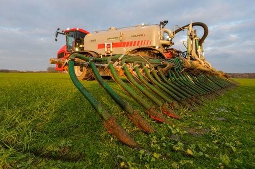 Landwirt bringt Gülle auf einem Feld aus (Symbolbild): Angesichts steigender Preise für Kunstdünger sei Gülle wieder stark gefragt. Landwirt bringt Gülle auf einem Feld aus (Symbolbild): Angesichts steigender Preise für Kunstdünger sei Gülle wieder stark gefragt.