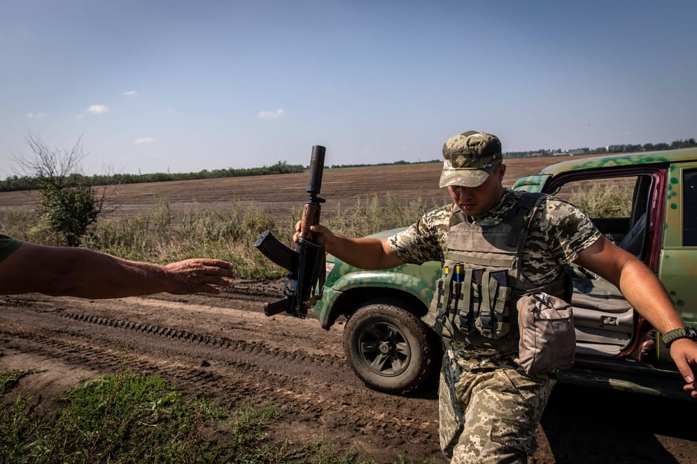 Ukrainischer Soldat in der Nähe der Frontlinie (Archivbild): Die Gegenoffensive in der Südukraine soll begonnen haben.