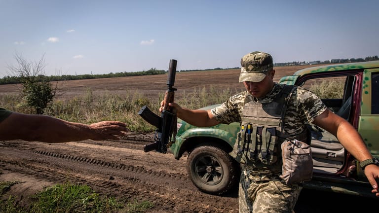Ukrainischer Soldat in der Nähe der Frontlinie (Archivbild): Die Gegenoffensive in der Südukraine soll begonnen haben.