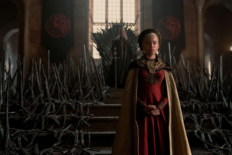 Rhaenyra Targaryen ist die erstgeborene Tochter von König Viserys I. und seine rechtmäßige Nachfolgerin auf den Eisernen Thron.
