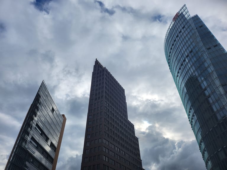Die Wolkenkratzer auf dem Potsdamer Platz (fotografiert mit dem Flip4).