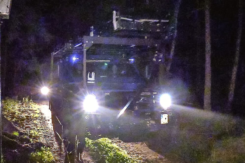 Ein Panzerfahrzeug der Polizei fährt durch ein Waldstück: Im Auftrag der Generalstaatsanwaltschaft Hamburg wurden mehrere Durchsuchungsbeschlüsse vollstreckt.
