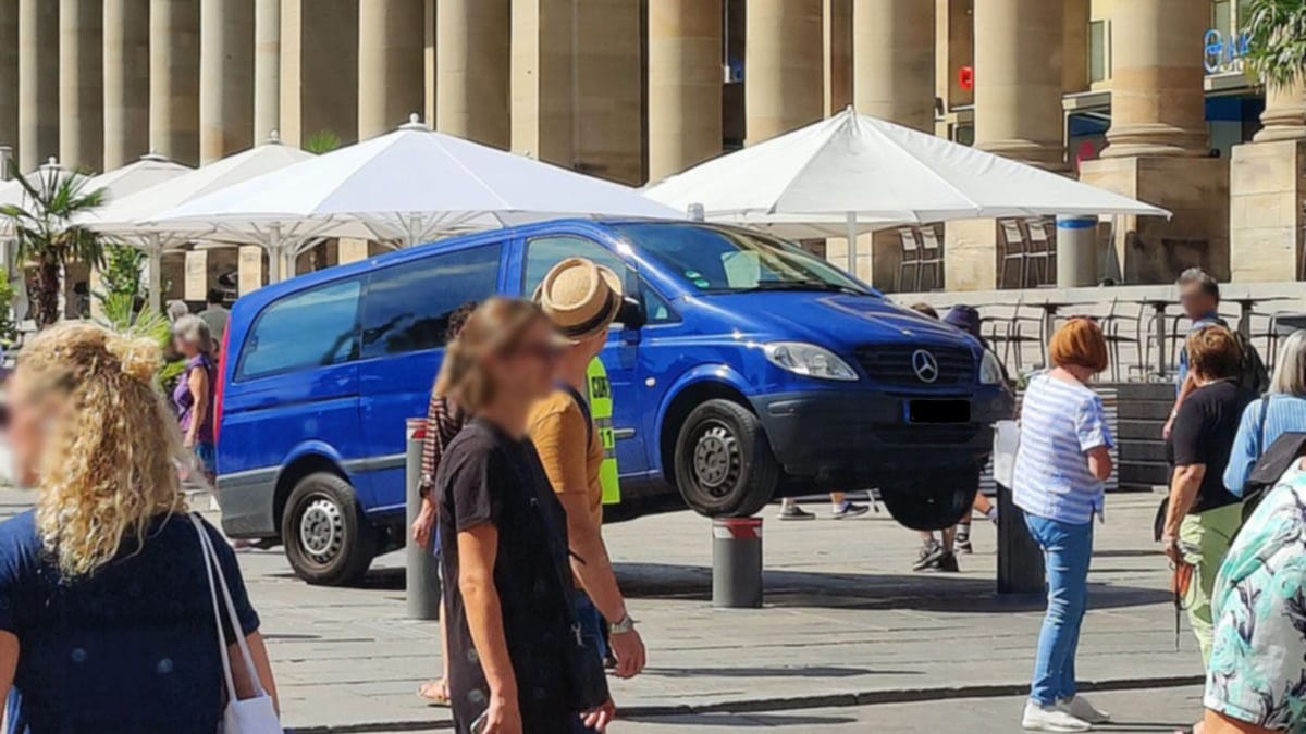 Kuriusum am Mittwoch auf dem Stuttgarter Schlossplatz: Plötzlich schwebt ein Polizeiauto in der Luft. Kuriusum am Mittwoch auf dem Stuttgarter Schlossplatz: Plötzlich schwebt ein Polizeiauto in der Luft.