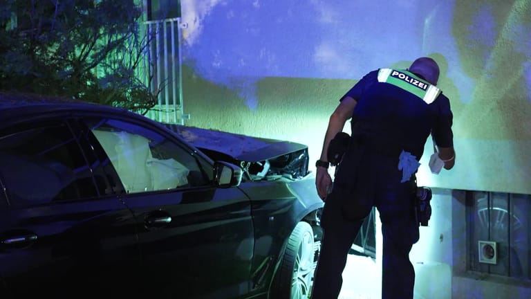 Der BMW mit ausgelösten Airbags an der Hauswand: Als die Beamten kamen, war der Fahrer schon weg.
