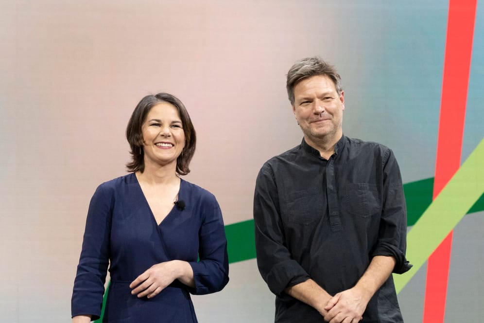 Annalena Baerbock und Robert Habeck: Ihre Partei liegt im ZDF-"Politbarometer" nun gleichauf mit der Union.