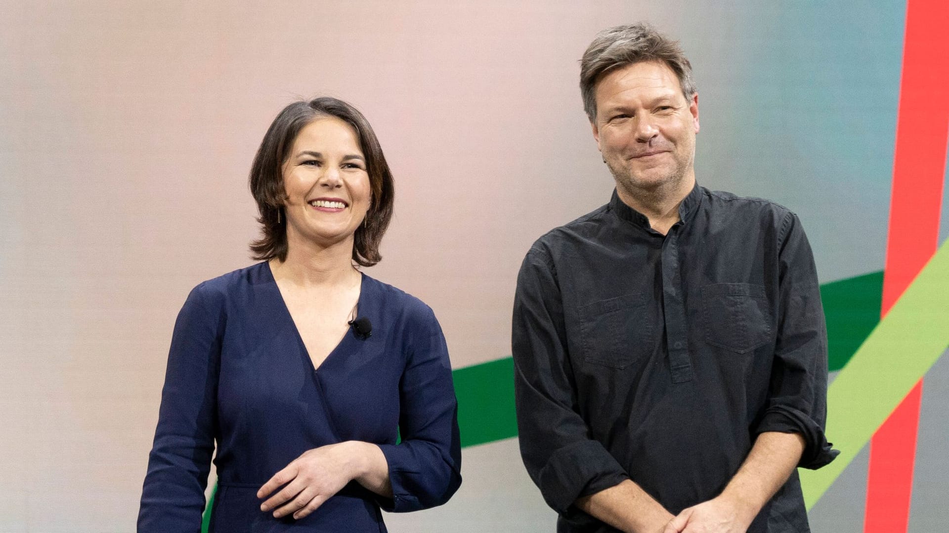 Annalena Baerbock und Robert Habeck: Ihre Partei liegt im ZDF-"Politbarometer" nun gleichauf mit der Union.