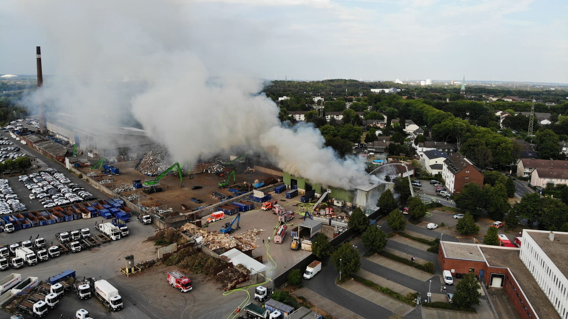 Müll einer Lagerhalle der Entsorgungsbetriebe (EBE) war am Montagabend in Brand geraten. Müll einer Lagerhalle der Entsorgungsbetriebe (EBE) war am Montagabend in Brand geraten.