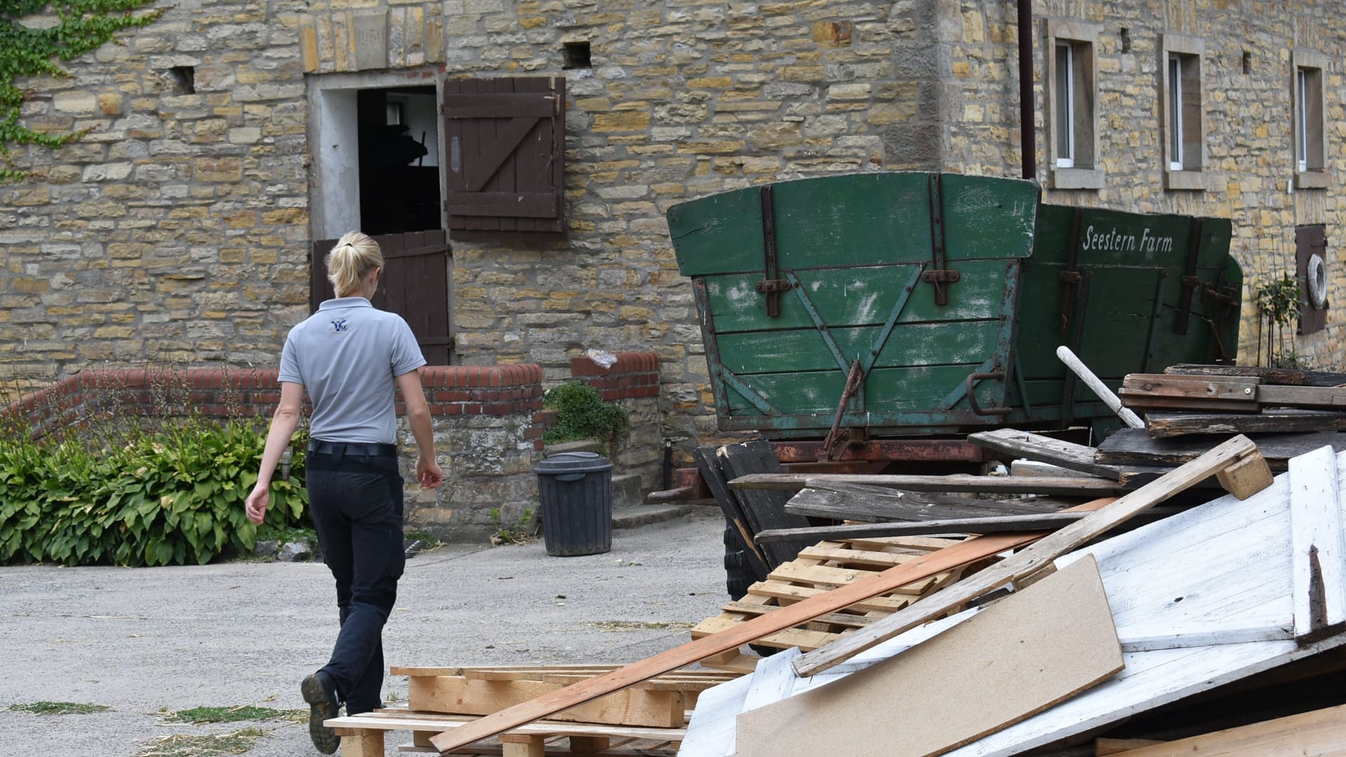 Vor dem Wohnhaus steht ein alter Heuwagen: In den ersten Jahrzehnten hieß der Betrieb schlicht Seestern Farm.