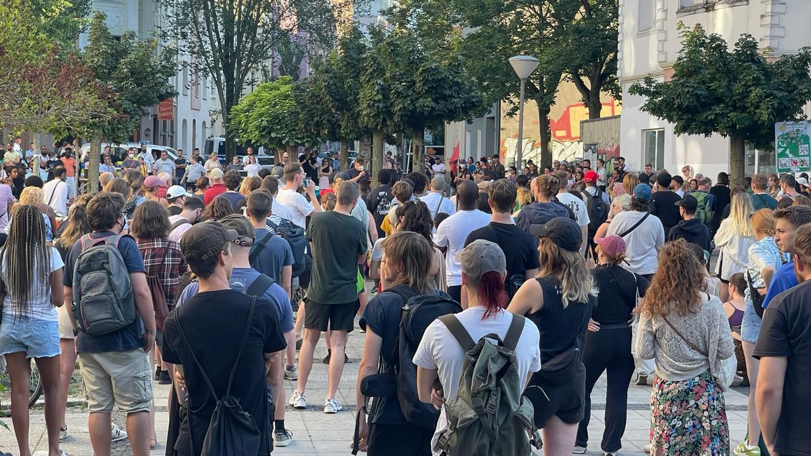 Die Demonstrantinnen und Demonstranten skandierten Parolen gegen die Polizei.