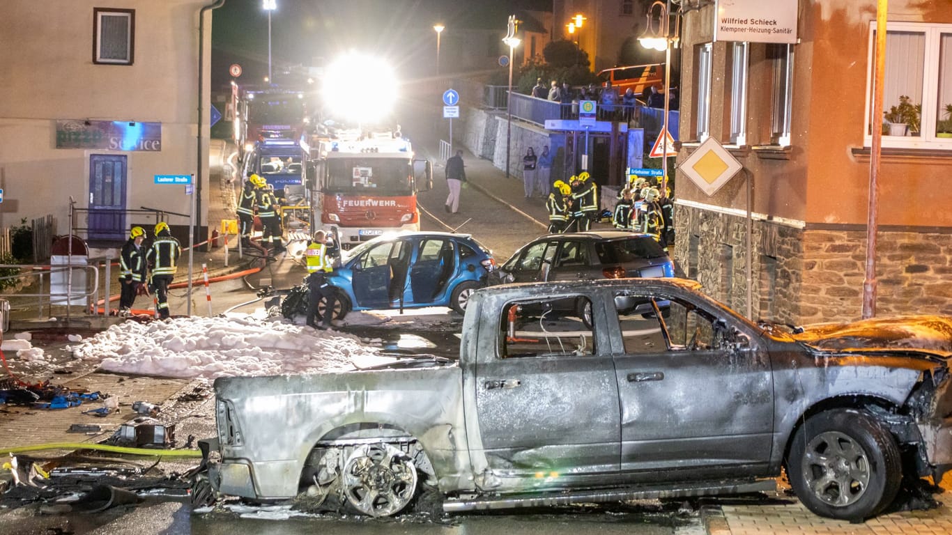 Bernsbach: Bei einem Verkehrsunfall mit drei beteiligten Autos sind neun Menschen verletzt worden.