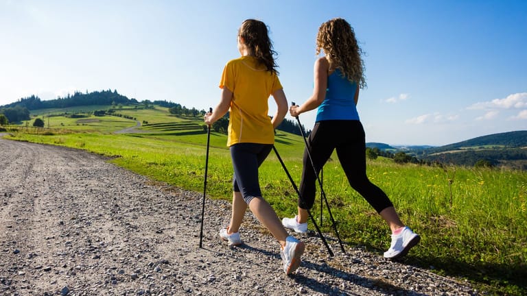 Nordic Walking Stöcke im Vergleich: Diese Modelle unterstützen Muskelaufbau und Kalorienverbrauch beim Laufen.