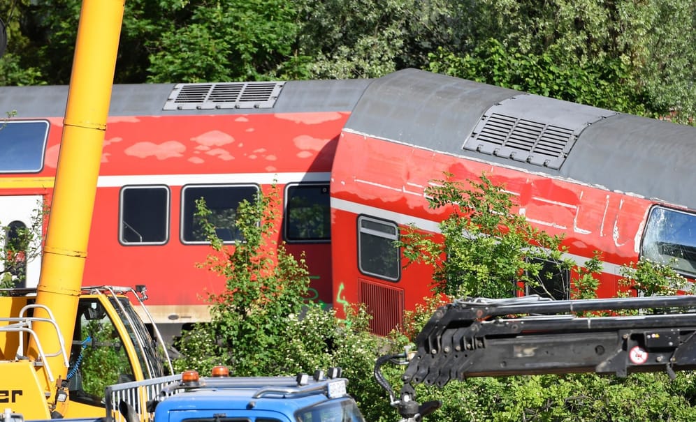 Aufräumarbeiten nach dem Zugunglück in Garmisch-Partenkirchen (Archivbild): Inzwischen ist die Strecke wieder frei.