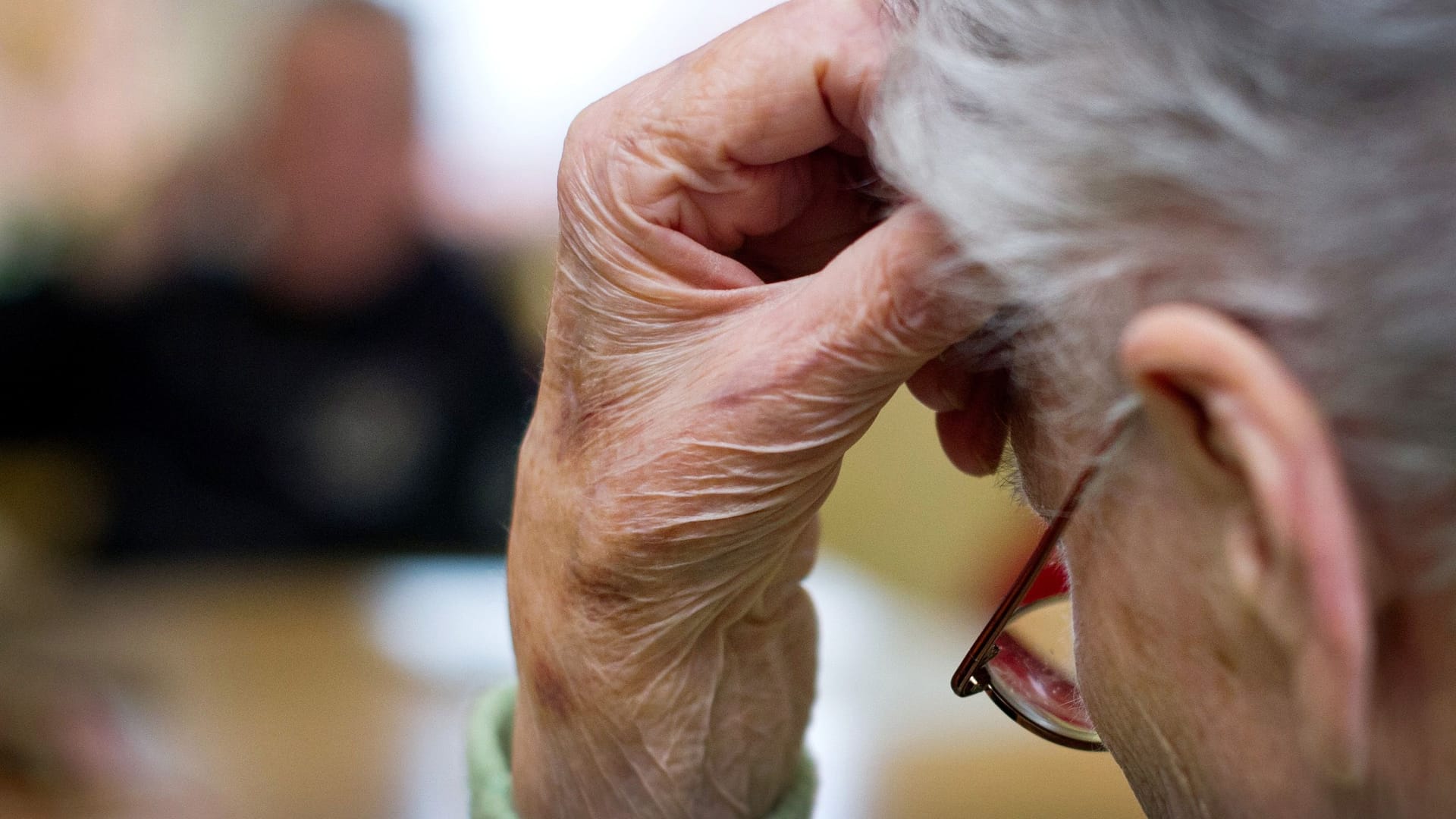 Gedächtnis-Probleme: Wer regelmäßig vergessliche Momente hat, hat oft Sorge, dass sich eine Alzheimer-Erkrankung anbahnt.